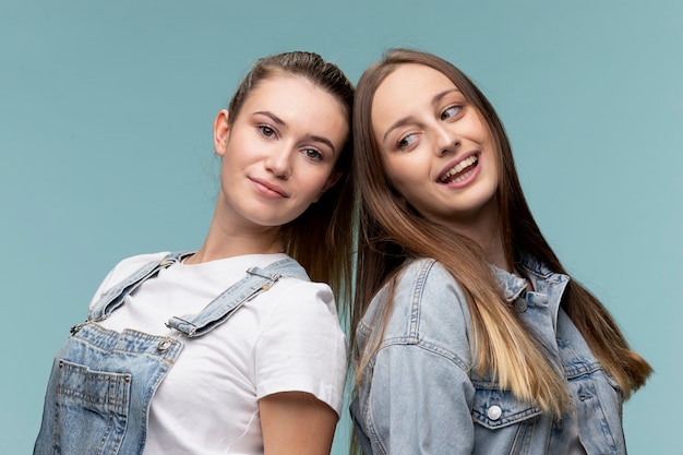 Foto gratuita retrato de jóvenes adolescentes posando juntos