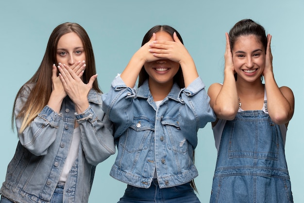 Foto gratuita retrato de jóvenes adolescentes posando juntos