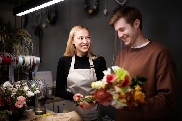 Retrato de jóvenes floristas trabajando juntos