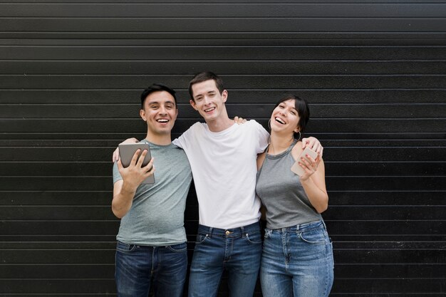 Retrato de jóvenes posando juntos