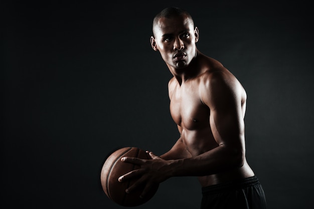 Retrato del jugador de baloncesto afroamericano con balón