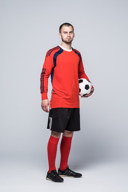 Retrato de jugador de fútbol en camisa roja aislado en blanco