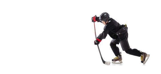 Retrato de jugador de hockey infantil concentrado en entrenamiento de movimiento aislado sobre fondo blanco
