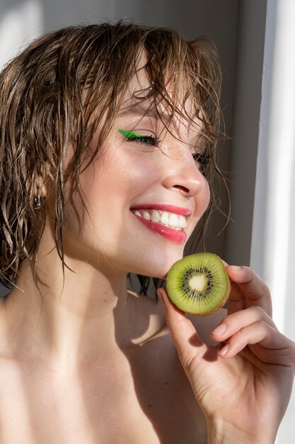 Retrato jugoso de mujer joven