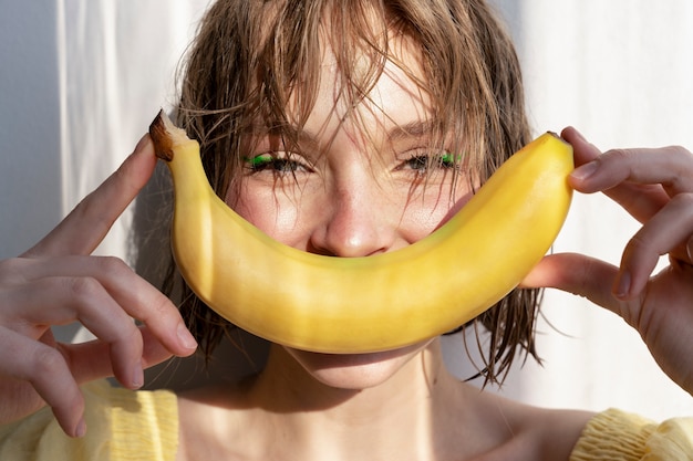 Foto gratuita retrato jugoso de mujer joven