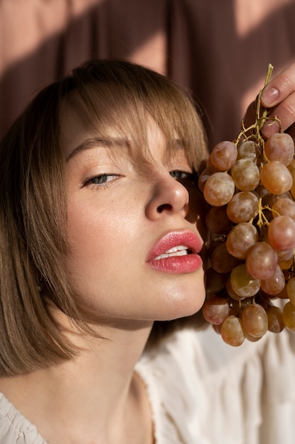 Foto gratuita retrato jugoso de mujer joven