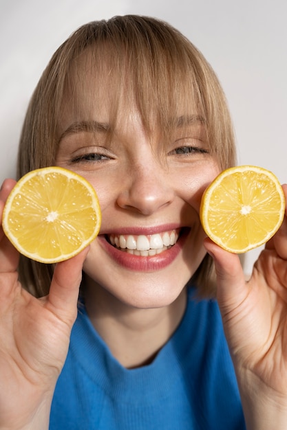 Foto gratuita retrato jugoso de mujer joven