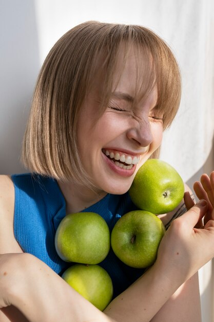 Retrato jugoso de mujer joven