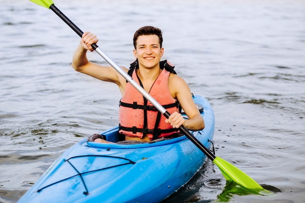Retrato de kayak remando en el lago