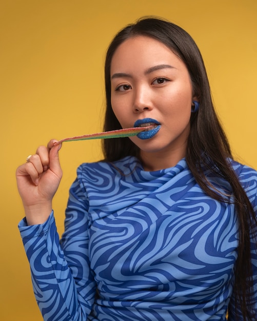 Foto gratuita retrato de labios azules brillantes con espacio para copiar