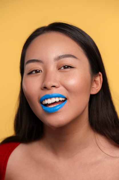 Retrato de labios azules brillantes con espacio para copiar