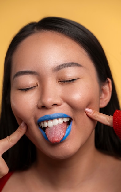 Foto gratuita retrato de labios azules brillantes con espacio para copiar