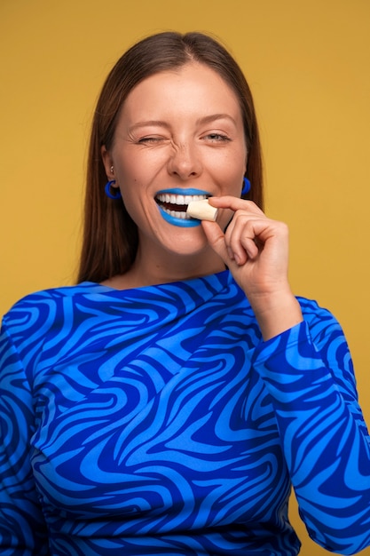 Retrato de labios azules brillantes con espacio para copiar