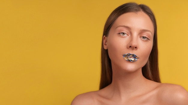 Foto gratuita retrato de labios azules brillantes con espacio para copiar