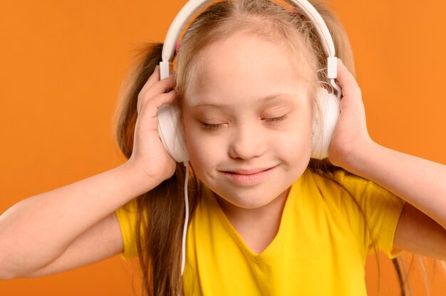 Retrato de linda chica escuchando música