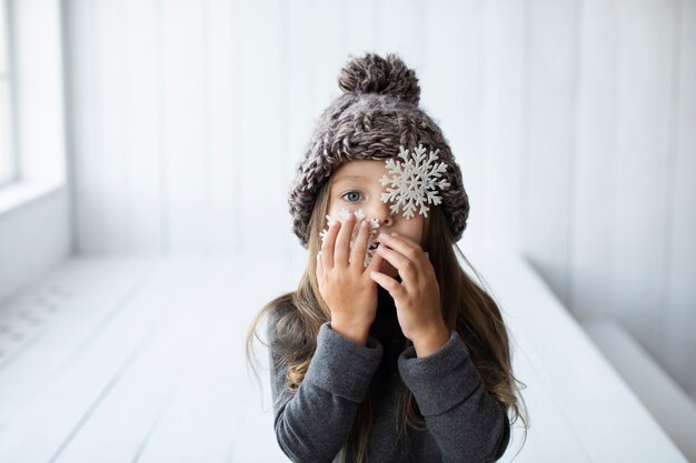 Retrato de linda chica ingenio sombrero de invierno