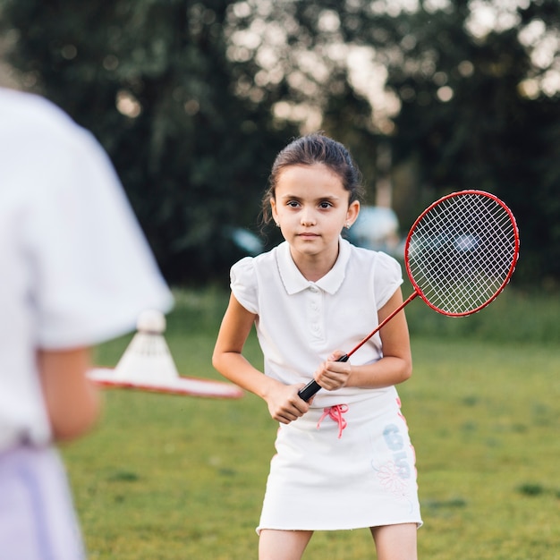 Retrato de una linda chica jugando bádminton