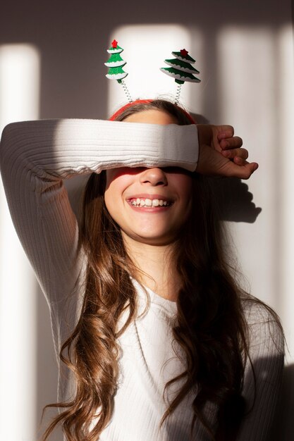 Retrato de linda chica en Navidad