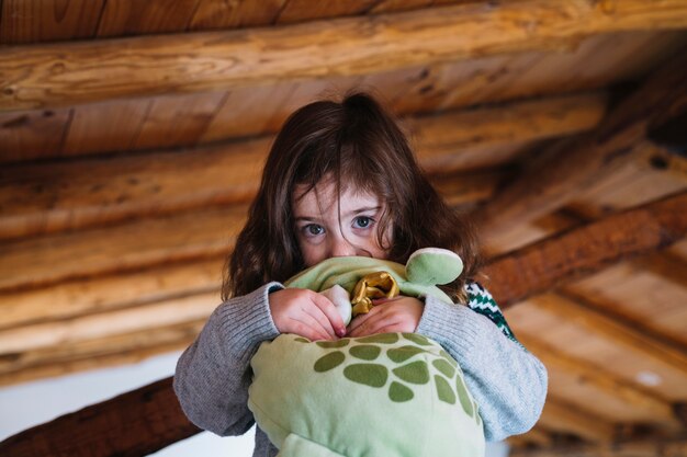 Retrato de una linda chica con peluche