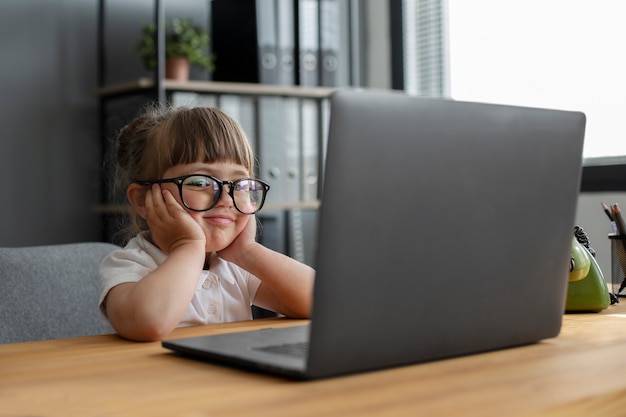 Retrato de una linda chica que trabaja en la oficina en una laptop