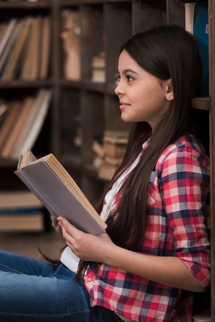 Foto gratuita retrato de linda chica sosteniendo un libro