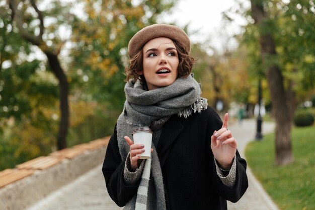 Retrato de una linda chica vestida con ropa de otoño