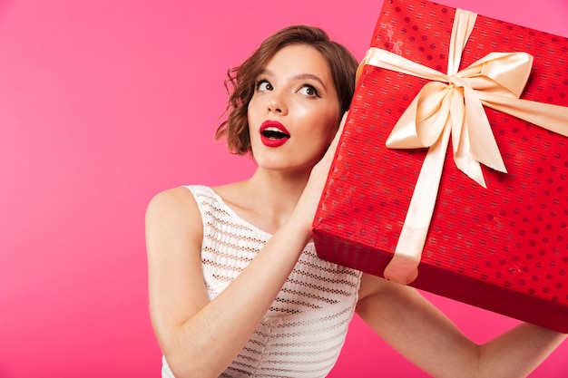 Retrato de una linda chica vestida de vestido con regalo