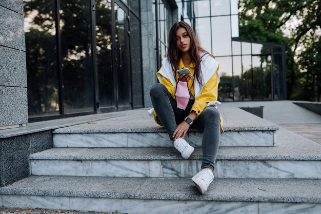 Retrato de linda joven y bella mujer divirtiéndose y posando al aire libre.