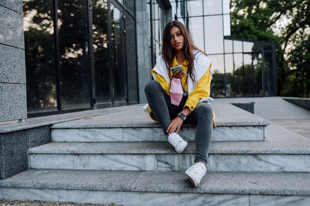 Retrato de linda joven y bella mujer divirtiéndose y posando al aire libre.