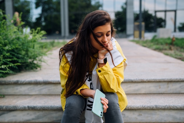 Retrato de linda joven y bella mujer divirtiéndose y posando al aire libre.