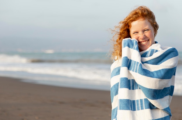 Foto gratuita retrato de linda joven disfrutando de tiempo en la playa