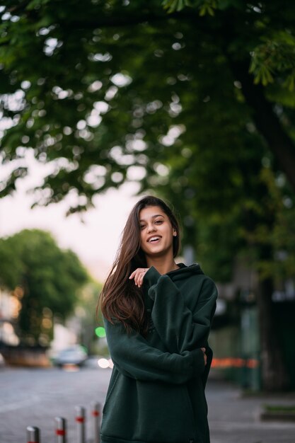 Retrato de linda mujer con cabello largo