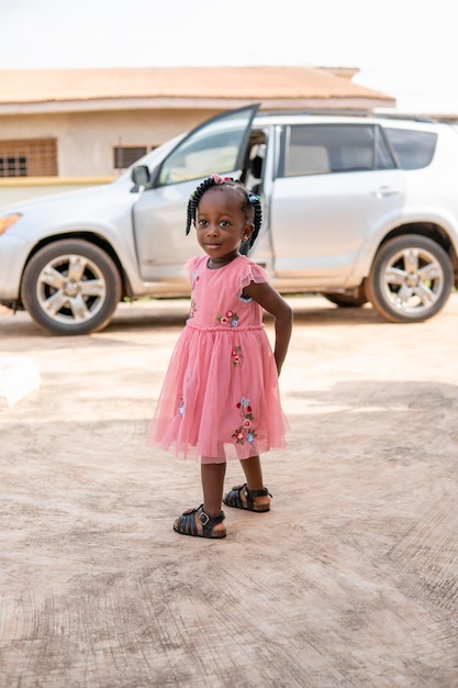 Retrato de linda niña negra