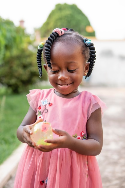 Retrato de linda niña negra