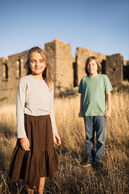 Foto gratuita retrato de linda niña sonriente cerca del castillo en descomposición