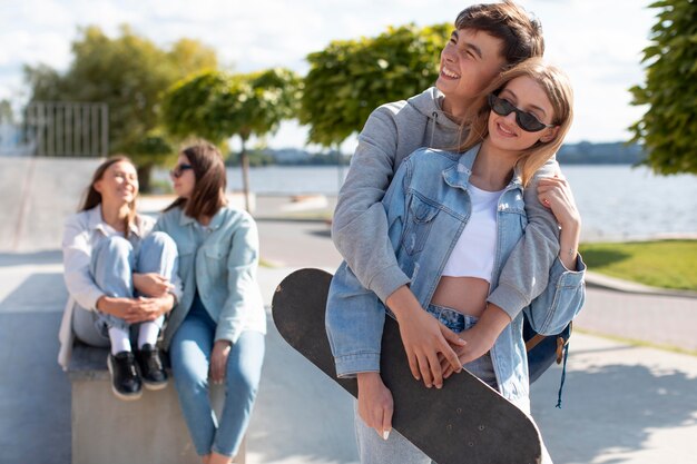 Retrato de linda pareja junto a sus amigos