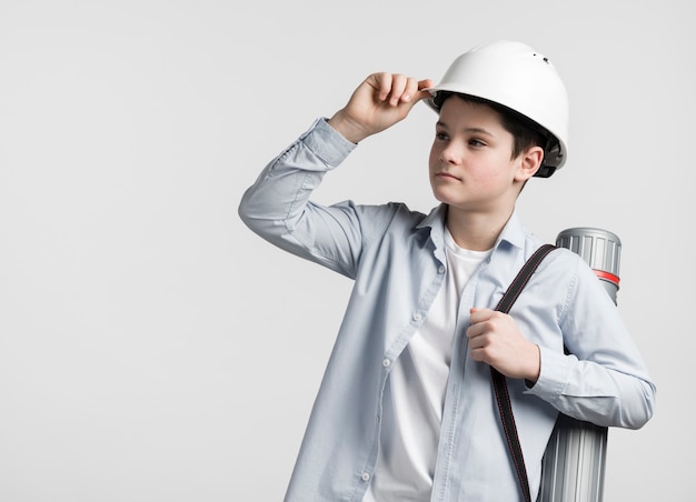 Retrato de lindo joven ingeniero mirando a otro lado