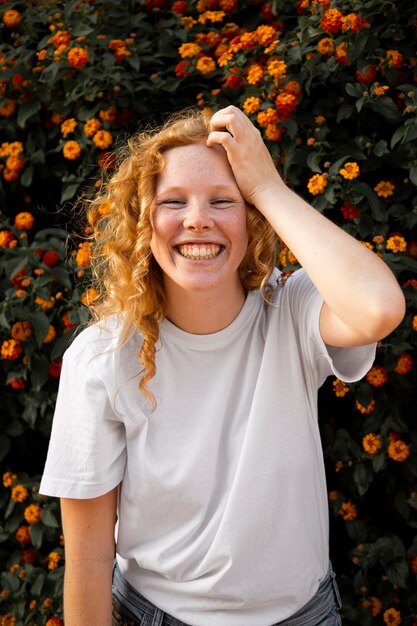 Retrato, de, lindo, niña joven, sonriente