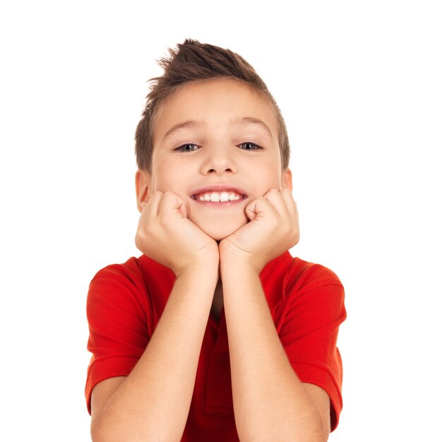 Retrato de un lindo niño feliz con bonita sonrisa. Foto en espacio en blanco