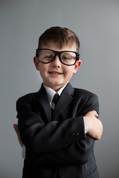 retrato, de, lindo, niño, llevando, traje, y, anteojos