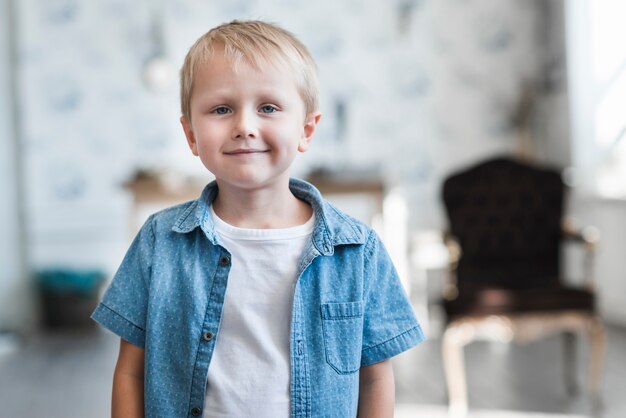 Retrato de un lindo niño rubio sonriente