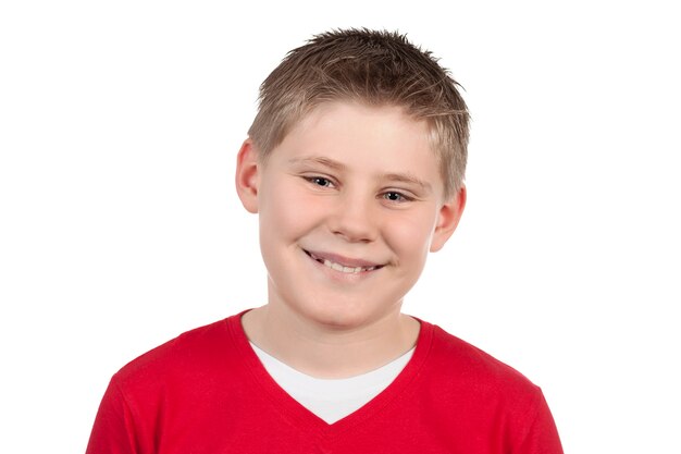 Retrato de un lindo niño sonriendo en el espacio en blanco