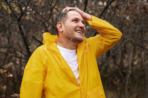 Retrato de lluvia de joven en capa de lluvia