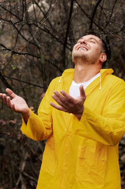 Foto gratuita retrato de lluvia de joven en capa de lluvia