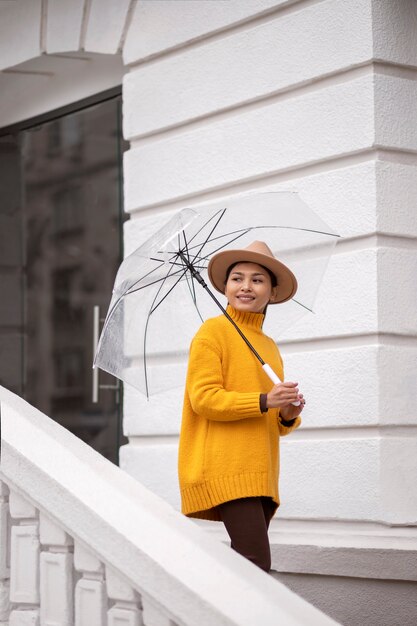 Retrato de lluvia de mujer joven y hermosa con paraguas