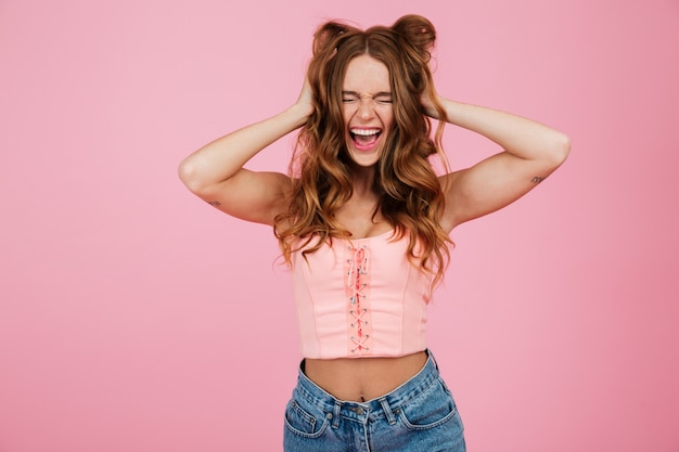 Foto gratuita retrato de una loca mujer yuong en ropa de verano gritando