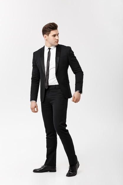 Retrato de longitud completa Hombre de negocios posando con estilo sobre fondo blanco.