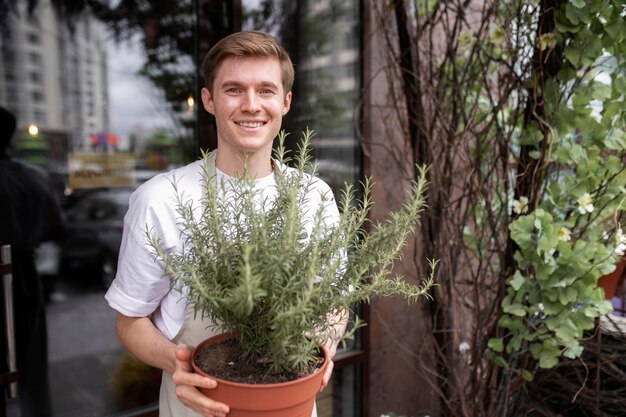 Foto gratuita retrato, de, macho joven, floristería, en el trabajo