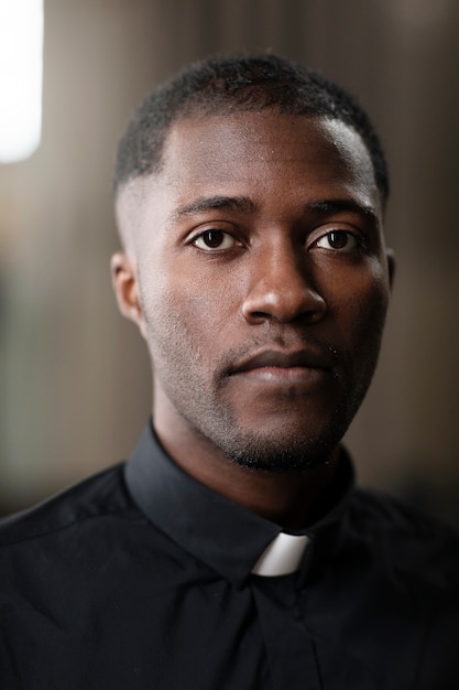 retrato, de, macho joven, sacerdote