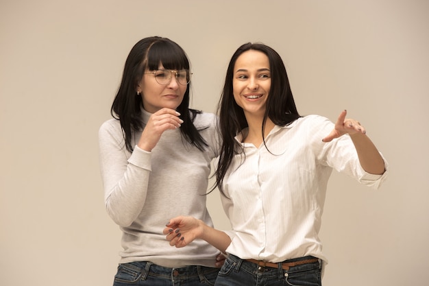 Un retrato de una madre e hija felices